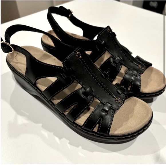 Clarks womens sandals black leather open toe gold side buckle low heel size 9.5 - Picture 1 of 14